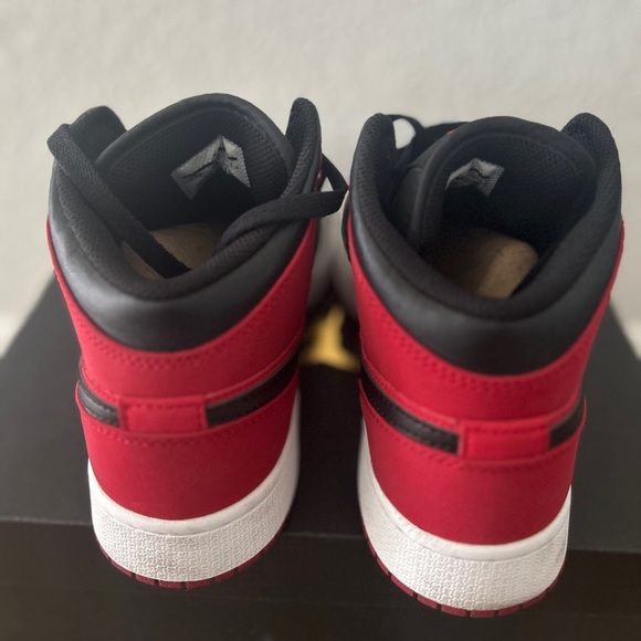 Air Jordan 1 Retro Mid GS ‘Gym Red’- Size 5.5Y - Excellent Used Condition - Picture 4 of 9